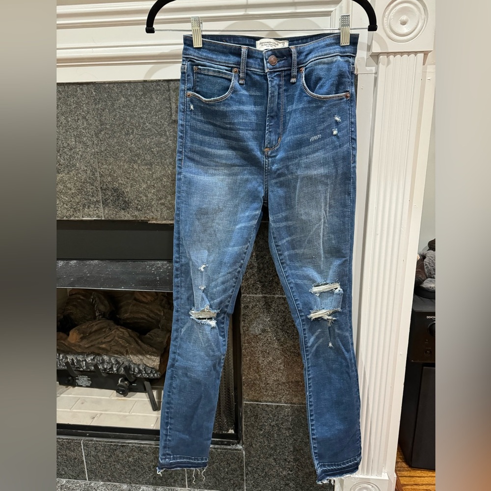 Abercrombie - Ripped High Rise Super Skinny Ankle Jeans - 26 L - Great Condition